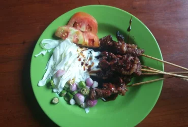 MENYANTAP NIKMATNYA SATE KAMBING NAN GURIH TANPA LEMAK DENGAN POTONGAN DAGING YANG BESAR