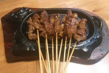 MENIKMATI SAJIAN SATE DAN SOP DOMBA