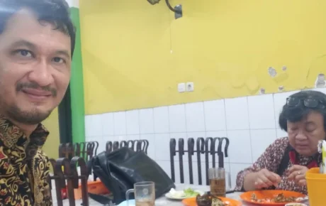 KULINER LEGENDARIS AYAM GORENG DI RAWAMANGUN