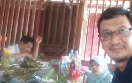 SAAT MAKAN SIANG YANG RAMAI ANTRE DAN SALING BEREBUTAN DI KARAWANG