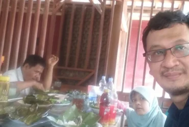 SAAT MAKAN SIANG YANG RAMAI ANTRE DAN SALING BEREBUTAN DI KARAWANG